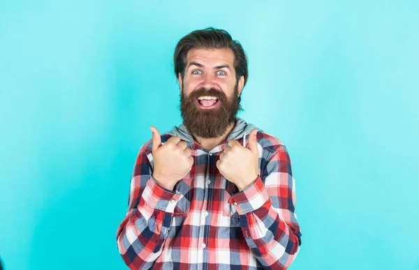 Muestra el pulgar hacia arriba. hombre barbudo maduro en camisa a cuadros. un hombre guapo con camisa a cuadros sobre fondo amarillo. belleza masculina y la moda. hombre seguro y estricto en camisa a cuadros casual — Foto de Stock