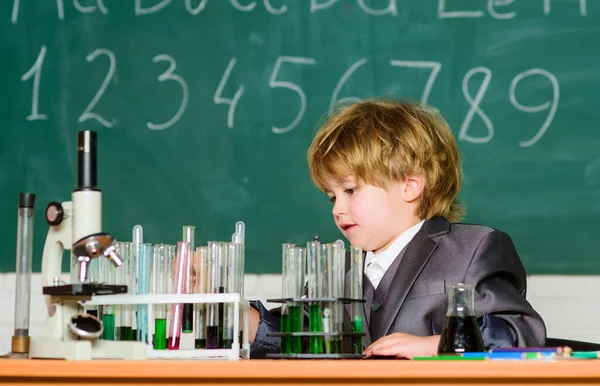 Student do science experiment with microscope in lab. small boy at science camp. microscope at lab. small boy using microscope at school lesson. Back to school. Analyzing strategy — Stock Photo, Image