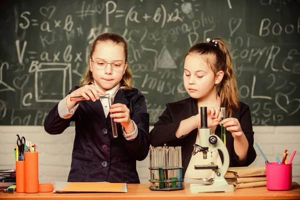 Özel okul. Bilgi kavşağı moleküler biyoloji ve kimya. Okul projesi araştırması. Okul deneyi. Bilim konsepti. Doğal bilimler üzerine derin çalışma yapan spor salonu öğrencileri.