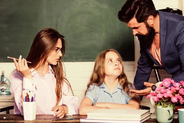 Domácí doučování koncept. Učitelé a mimoškolní programy. Individuální přístup. Učitel excelence. Výuka navíc. Nadané dítě. Holčička studuje s týmem lektorů. Soukromá lekce s lektory — Stock fotografie