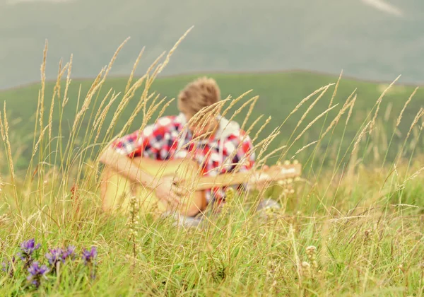 Tutto tranne la musica. Canzone country. uomo sexy con chitarra in camicia a scacchi. moda hipster. campeggio occidentale ed escursioni. felice e libero. cowboy uomo con chitarrista acustico — Foto Stock