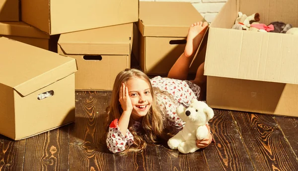 Nei weekend. scatola di cartone bambino felice. acquisto di nuove abitazioni. bambina felice con giocattolo. giocare in una nuova casa. nuovo appartamento. Scatole di cartone - trasferirsi in una nuova casa — Foto Stock