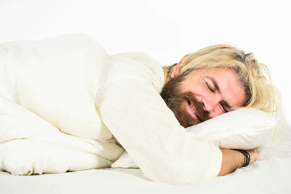 Salud mental. Practica un ritual relajante para dormir. El hombre con la cara soñolienta yacía en la almohada. concepto de sueño rápido. Un hombre con barba relajándose. Tomando siesta. Dulces sueños. Hipster con barba se duerme. Buenas noches. —  Fotos de Stock