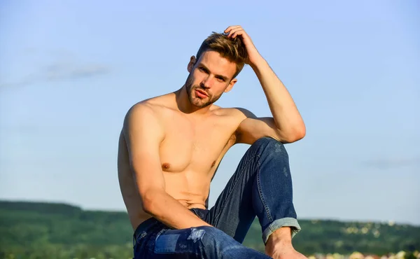 Muskulöser nackter Oberkörper. Sommer-Lookbook. Fitnessmodell. Sportlich aussehende Machos tragen Jeanshosen. Muskelkräftiger Körper. Sixpacks muskulöse Brust. Mann im Freien blauer Himmel Hintergrund. Männliches Schönheitskonzept — Stockfoto