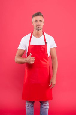 Garson ya da barmen. Kafe barında barmenlik işi. Yakışıklı kahve ustası. İşe alma konsepti. Barista çalışanı. Erkek aşçı önlük giyer. Olgun kahveci. Restoran personeli. Hippi profesyonel önlük.