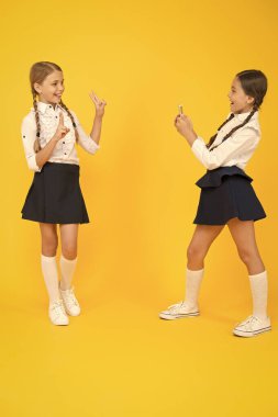 Okul başvurusu akıllı telefon. Liseli kızlar fotoğraf çekmek için akıllı telefon kullanır. Kız okulu üniforması. Kişisel blog. Kimseye şifreli adresini ya da ailen hakkında herhangi bir bilgi verme. Çevrimiçi yaşam