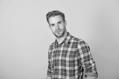 Tarzımı seviyorum. Erkek güzellik standardı. Sarı arka planda manken. Tıraşsız seksi adam. Kot giyim modası. Berber salonu. Sıradan tişörtlü bir adam. Yüzü kıllı yakışıklı adam.