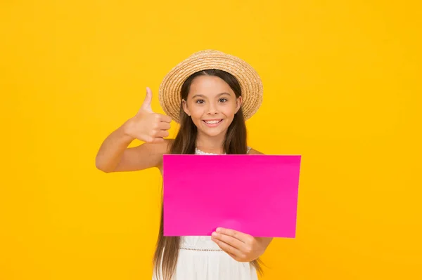 Bonne enfance. vacances d'été et vacances. enfant ventes de mode saisonnières. feuille de papier de salon de beauté insouciante. espace de copie. enfant en chapeau de paille avec le pouce levé. petit enfant annonce l'activité à la plage — Photo