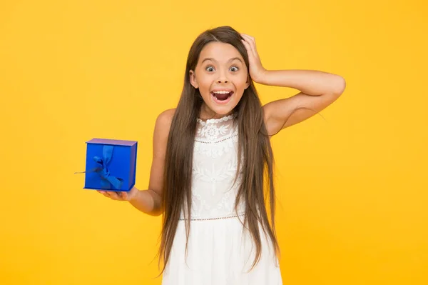 Estou a divertir-me. garoto surpreso compartilhar caixa de presente. Criança pronta para a festa. infância feliz. férias de verão alegres. Criança com caixa de presente. beleza despreocupada ir às compras na segunda-feira cibernética — Fotografia de Stock