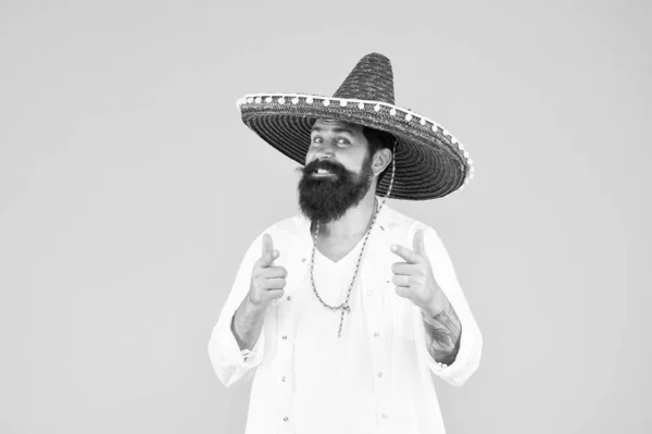 Artista mexicano energético. Tradições mexicanas. Explore a cultura mexicana. Celebre as férias tradicionais. Chapéu de palha de lembrança de homem feliz sombrero. Planeje férias de verão. Conceito de turismo. Hipster se divertindo — Fotografia de Stock