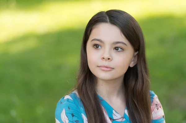 Rutina de cuidado de la piel de verano. Niño pequeño en verano al aire libre. Aspecto de belleza de modelo de cuidado de la piel pequeño. Productos seguros para el cuidado de la piel y cosméticos. Cuidado de la piel del bebé y tratamiento. Protección de la piel. Protectores solares — Foto de Stock