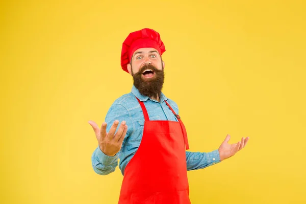 Brutale slager in schort. Beste menu aanbod. Zelfverzekerd, bebaarde witte chef-kok uniform. Mannelijke chef in rood uniform. volwassen hipster met vrolijk gezicht. tevreden bebaarde chef. verbazingwekkende ervaring voor iedereen — Stockfoto