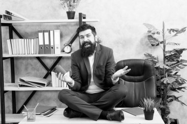 Ofiste sabah havası var. Patron iş yerinde. Güne kahveyle başla. Başarılı insanlar kahve içer. Modern hayat. Kendine güvenen bir iş adamı. Daha fazla enerji içeceği. Kahve zamanı.