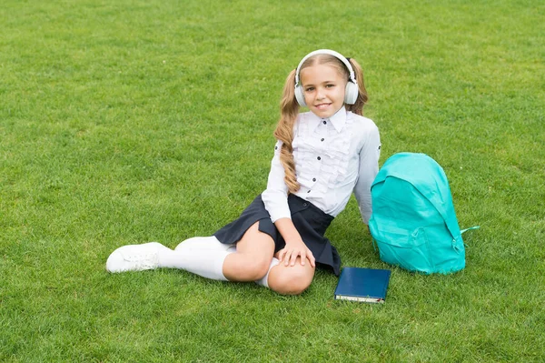 Légy jó tanuló egész életedben. tini lány könyv zöld fű. A kislány könyvet olvas. irodalom tanulása gyermekeknek. új technológia a digitális életben. tudásnap. leendő iskolai oktatás — Stock Fotó