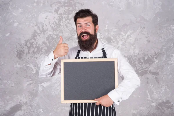 厨师展示空木板。为成功而大费周章。最好的厨师菜单。具有文本复制空间的黑板。专业的围裙烘培师。有胡子的快乐的巴里斯塔。广告和食品 — 图库照片