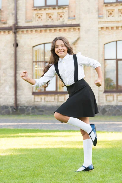 Låt oss gå. Utbildning och kunskap. Går i skolan. Perfekt elev privat college. Träffa skolåret. Glad barndag. Elegant utseende av skolflicka. Grabben i uniform. Tillbaka till skolan. Glad unge mode — Stockfoto