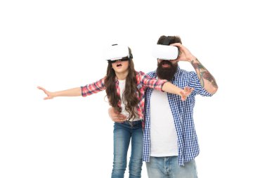 Oyun hobisi. Baba ve kızı video gözlüklü. Modern teknoloji. Dijital yenilik. Baba ve kız sanal gerçekliği. Hayal gücü ve siber uzay. Gelecekteki teknolojiler. Eğleniyorum. Video oyunları