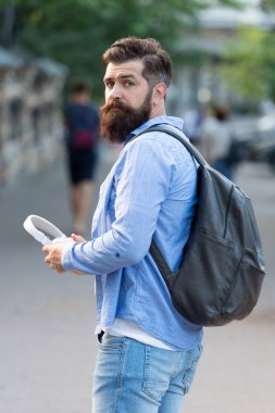 Onun seyahat tutkusu onu seyahat ettirir. Sakallı adam gezmeye çıkar. Seyahat ve seyahat tutkusu. Dolaş ve keşfet. Seyahat tutkusu. Keşfetme arzusu. Onun adı gezgin şehveti. Yaz tatili