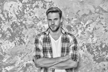 Kendine güven. Kendine güvenen bir adam. Adamın kolları çapraz ve soyut olsun. Sıradan tarzda yakışıklı bir adam. Traşsız adam ekose gömlek giyer. Moda ve tarz. Erkek giyim mağazası, klasik filtre