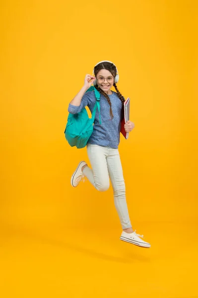 Aprendizagem activa. Menina ativa correr para a escola. Miúdo feliz de volta à escola. Infância activa. Hora da escola. 1 de Setembro. Desenvolvimento infantil e crescimento. Ativo e energético — Fotografia de Stock