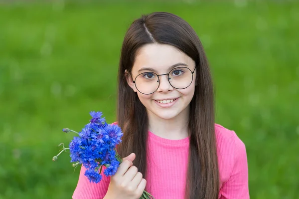 Elsk din hud naturligt. Glad pige holde blomster udendørs. Naturlig og økologisk hudpleje. Baby hudplejeprodukter. Facial spa behandling. Skønhedssalon. Holde sund hud. Skønhed, der ligger hud dybt - Stock-foto