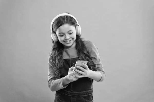 Juega a juego. Canal de suscripción. Niña escuchar música auriculares modernos y teléfonos inteligentes. Escucha gratis. Disfruta del concepto musical. Aplicación musical. Las mejores aplicaciones de música gratis. Disfruta del sonido perfecto — Foto de Stock