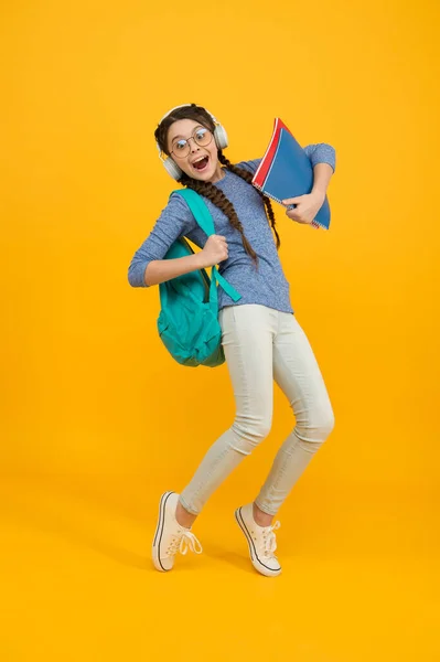 Escolar inspirada y motivada. Día del conocimiento. Reforma educativa. Objetivo de cambiar la educación pública. Día escolar normal. Una colegiala con estilo. Chica pequeña mochila de transporte. Colegiala vida cotidiana — Foto de Stock