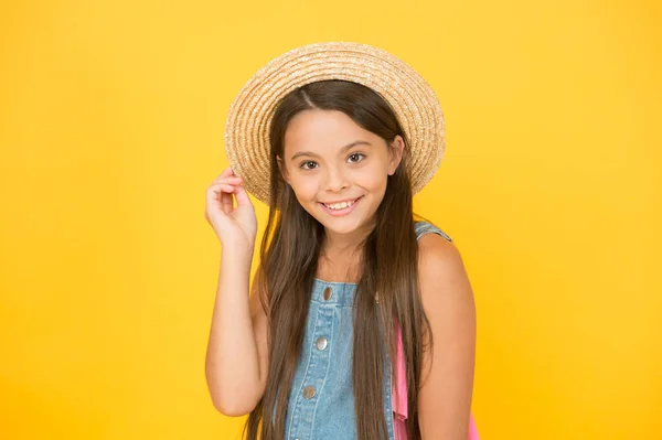 Retrato de menina alegre feliz no fundo amarelo chapéu de verão. Estilo praia para crianças. Pequena beleza em chapéu de palha. Roupa de férias chique. Moda de verão de menina adolescente. Férias de verão. Boas vibrações — Fotografia de Stock
