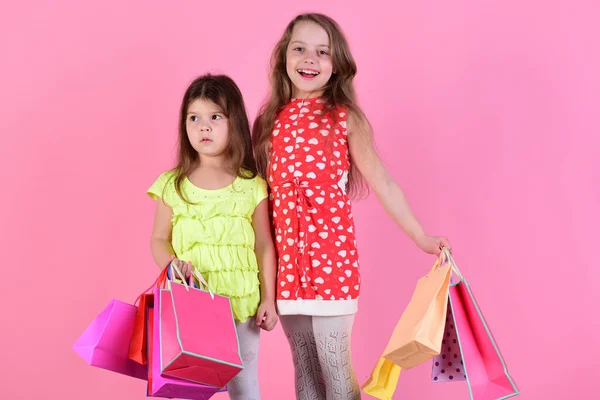 Panie kupują nowe ubrania lub prezenty. Dziewczyny ze szczęśliwymi twarzami — Zdjęcie stockowe