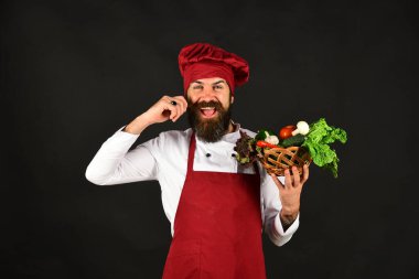 Siyah arka planda sakallı bir adam. Vejetaryen restoranı konsepti.