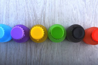 Farklı renkte şişeler. Enerji içecekleri kapları