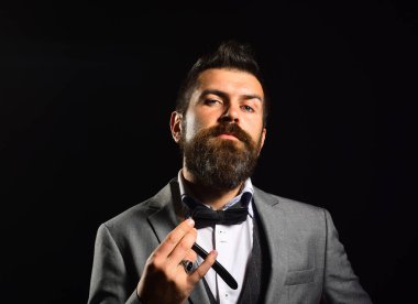 Uzun sakallı bir adam tıraş bıçağı tutar.