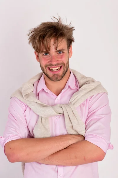Homme à poils en chemise rose, pull noué aux épaules — Photo