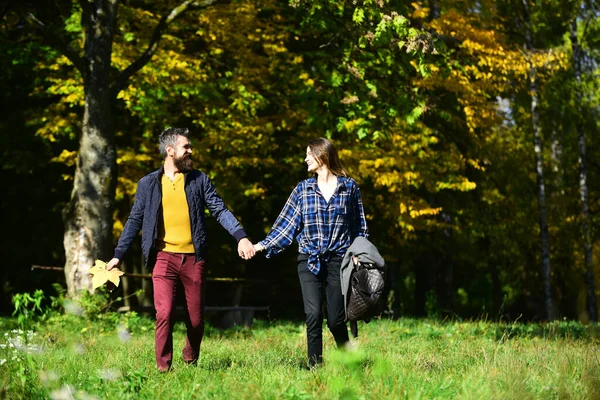 Hombre y mujer con caras felices en el fondo de los árboles de otoño. — Foto de Stock