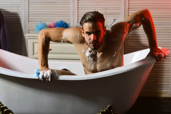 Macho in der Badewanne wie ein Jagdtier, selektiver Fokus — Stockfoto