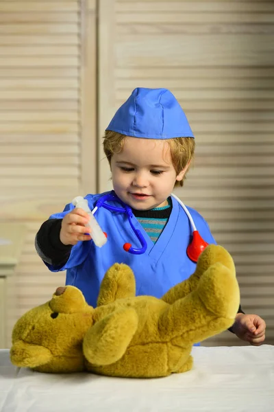 Opieka zdrowotna i koncepcja dzieciństwa. Dziecko w płaszczu lekarskim wykonuje wstrzyknięcie — Zdjęcie stockowe