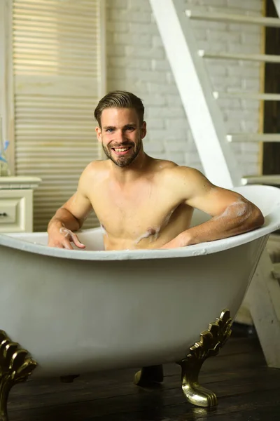 Kerl baden mit gemauerter wand und treppe auf hintergrund — Stockfoto