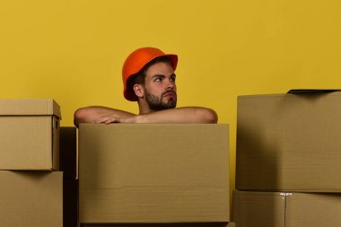 Cinsellik ve inşa konsepti. Düşünceli yüzlü maço.