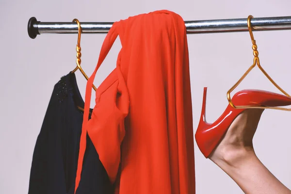 Csábítás és divatkoncepció. Lányok piros cipő a ruhásszekrényen vállfa — Stock Fotó