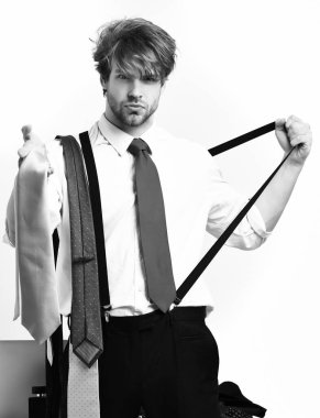 Sakallı, maço, beyaz tenli, renkli kravatlı bir adam.