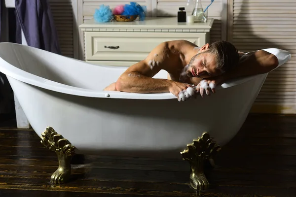 Homem com barba e rosto tranquilo dormindo na banheira — Fotografia de Stock