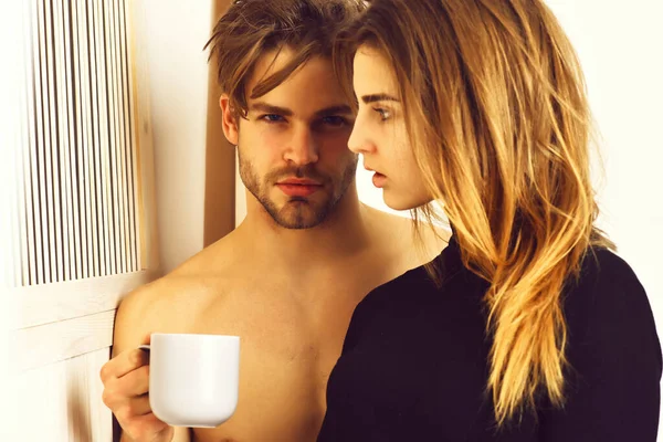 Pár szakállas férfi -val aranyos szexi lány holding cup — Stock Fotó