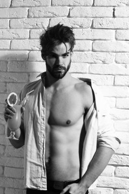 Yakışıklı, sakallı, maço, seksi adam.