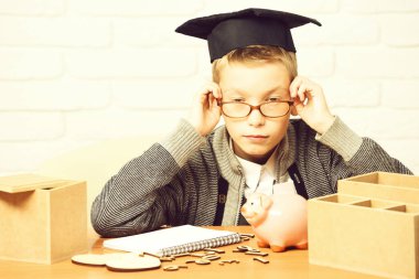 Genç, sevimli, küçük öğrenci.