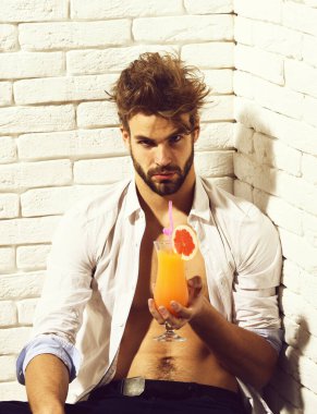 Yakışıklı, sakallı, maço, seksi adam.