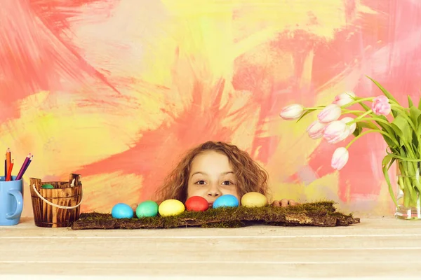 带着铅笔、彩蛋和郁金香花的快乐的东方姑娘 — 图库照片