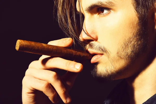 Serious bearded man smoking cigar — Stock Photo, Image