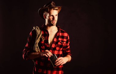 Hızlı bir ata bin. Kement ipli bir kovboy. Batı. Çiftlikte kareli gömlek. Batı kovboy portresi. Klasik tarz adam. Vahşi Batı eski kovboy. Vahşi batı rodeosu. Siyah şapkalı adam.