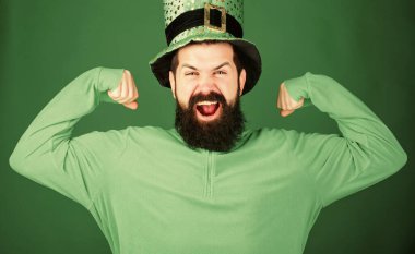 Küresel kutlama Sakallı hippi adam şapka takıyor. Aziz Patrick Günü tatili. Kutlamanın yeşil kısmı. Patrickler Günün kutlu olsun. Aziz Patrick Günü bayramı geçit törenleri, yoncalar ve İrlandalıların her şeyiyle bilinir.