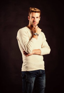 Kendinden emin, maço, lüks, siyah bir arka plan. Saatler uygundur. Statü ve itibar. Yakışıklı hippi kol saati takan bir adam. Pahalı bir aksesuar. Saat tamiri. Hediyelik eşya dükkanı